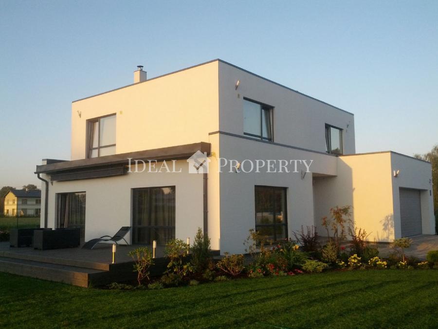 В продаже новый, семейный дом. 