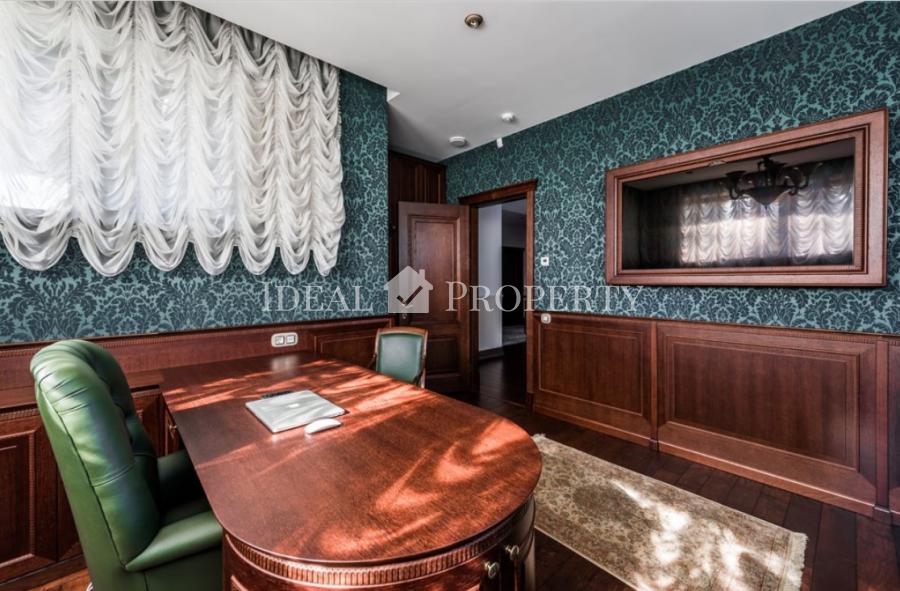 Ekskluzīva savrupmāja ezera krastā ar privāto pludmali. Ekskluzīva savrupmāja ezera krastā ar privāto pludmali.