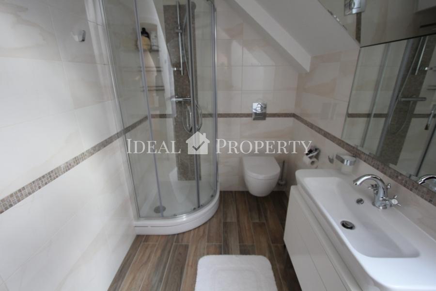 Ekskluzīva savrupmāja ezera krastā ar privāto pludmali. Ekskluzīva savrupmāja ezera krastā ar privāto pludmali.