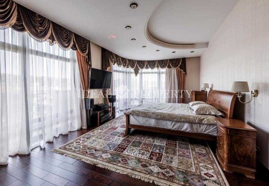 Ekskluzīva savrupmāja ezera krastā ar privāto pludmali. Ekskluzīva savrupmāja ezera krastā ar privāto pludmali.