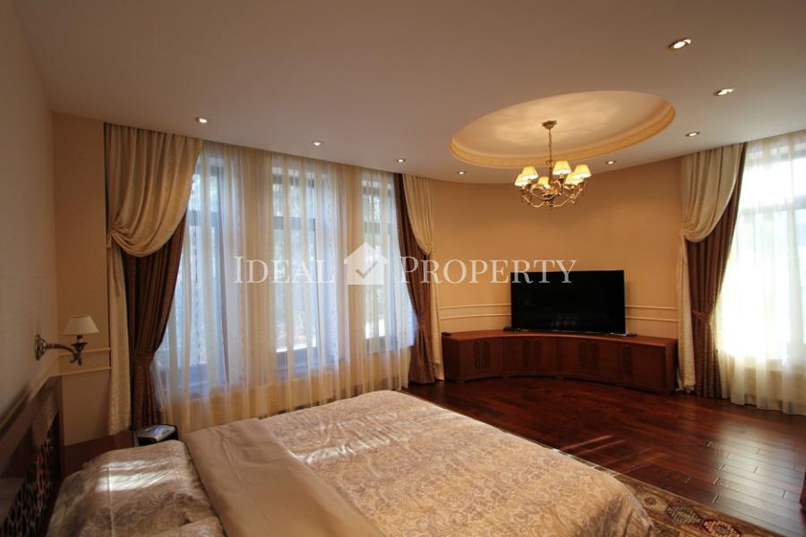 Ekskluzīva savrupmāja ezera krastā ar privāto pludmali. Ekskluzīva savrupmāja ezera krastā ar privāto pludmali.