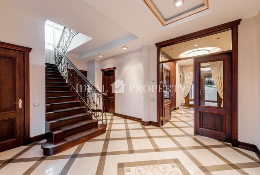 Ekskluzīva savrupmāja ezera krastā ar privāto pludmali. Ekskluzīva savrupmāja ezera krastā ar privāto pludmali.