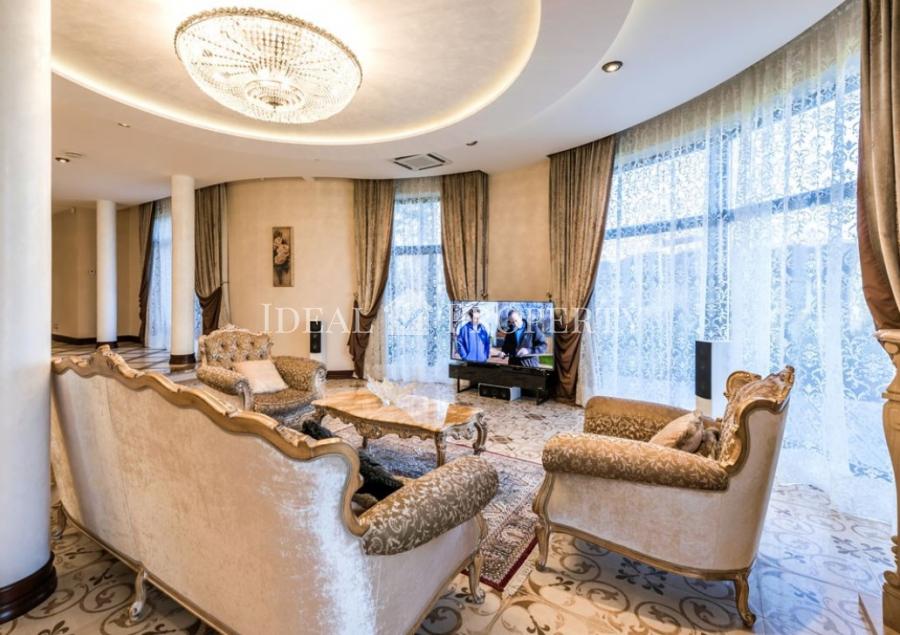 Ekskluzīva savrupmāja ezera krastā ar privāto pludmali. Ekskluzīva savrupmāja ezera krastā ar privāto pludmali.