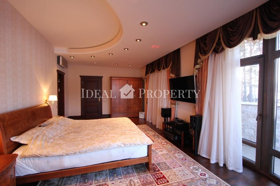 Ekskluzīva savrupmāja ezera krastā ar privāto pludmali. Ekskluzīva savrupmāja ezera krastā ar privāto pludmali.