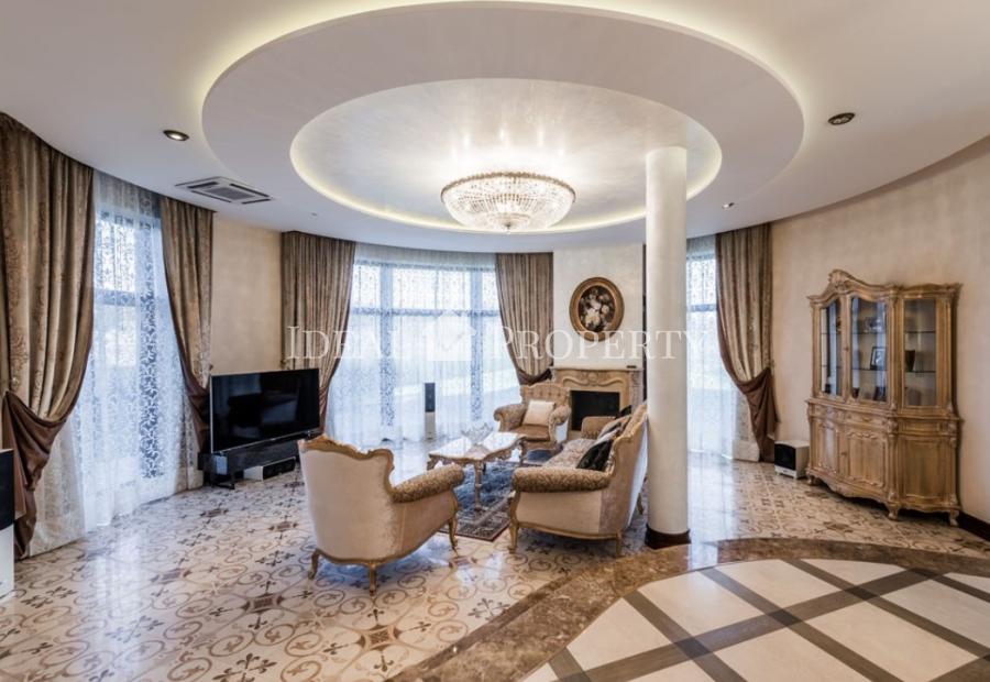 Ekskluzīva savrupmāja ezera krastā ar privāto pludmali. Ekskluzīva savrupmāja ezera krastā ar privāto pludmali.