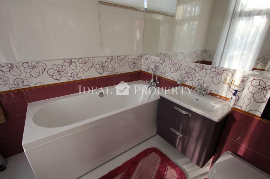 Ekskluzīva savrupmāja ezera krastā ar privāto pludmali. Ekskluzīva savrupmāja ezera krastā ar privāto pludmali.