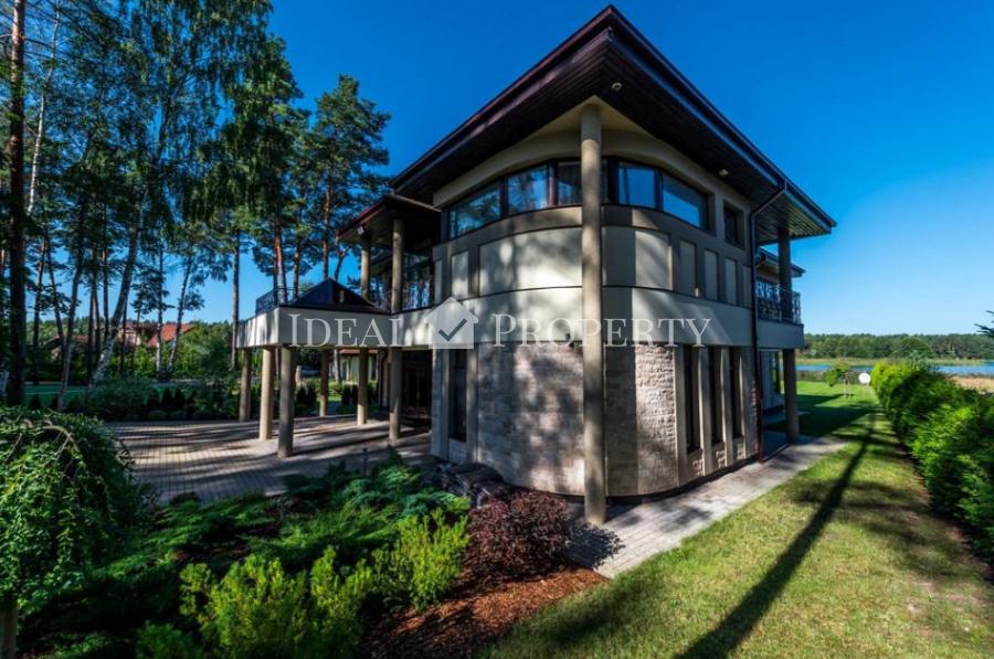 Ekskluzīva savrupmāja ezera krastā ar privāto pludmali. Ekskluzīva savrupmāja ezera krastā ar privāto pludmali.