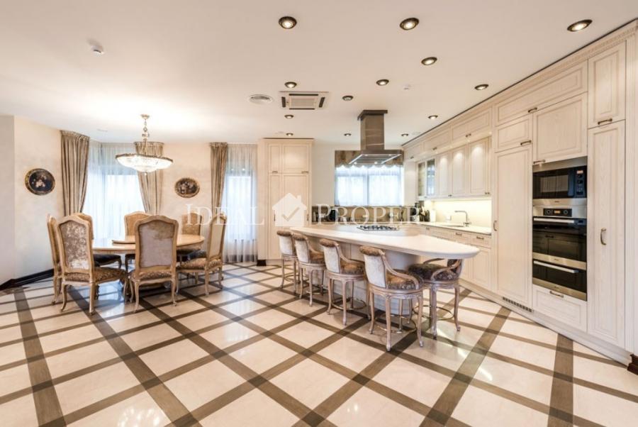 Ekskluzīva savrupmāja ezera krastā ar privāto pludmali. Ekskluzīva savrupmāja ezera krastā ar privāto pludmali.