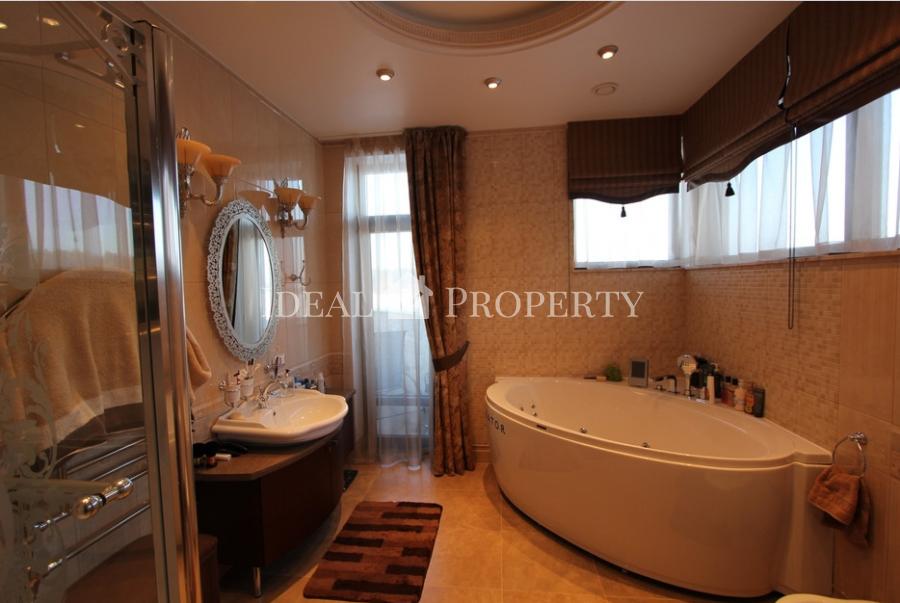 Ekskluzīva savrupmāja ezera krastā ar privāto pludmali. Ekskluzīva savrupmāja ezera krastā ar privāto pludmali.