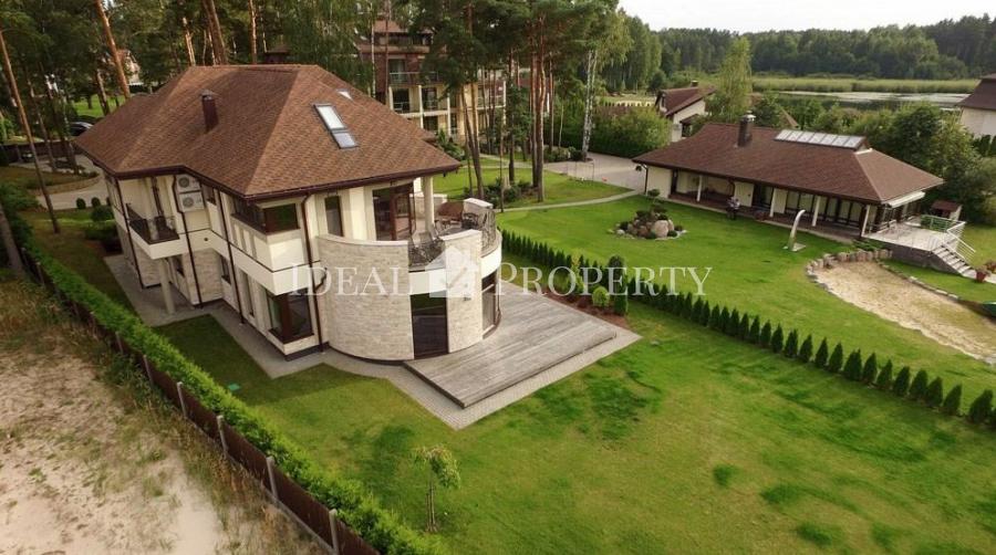Ekskluzīva savrupmāja ezera krastā ar privāto pludmali. Ekskluzīva savrupmāja ezera krastā ar privāto pludmali.