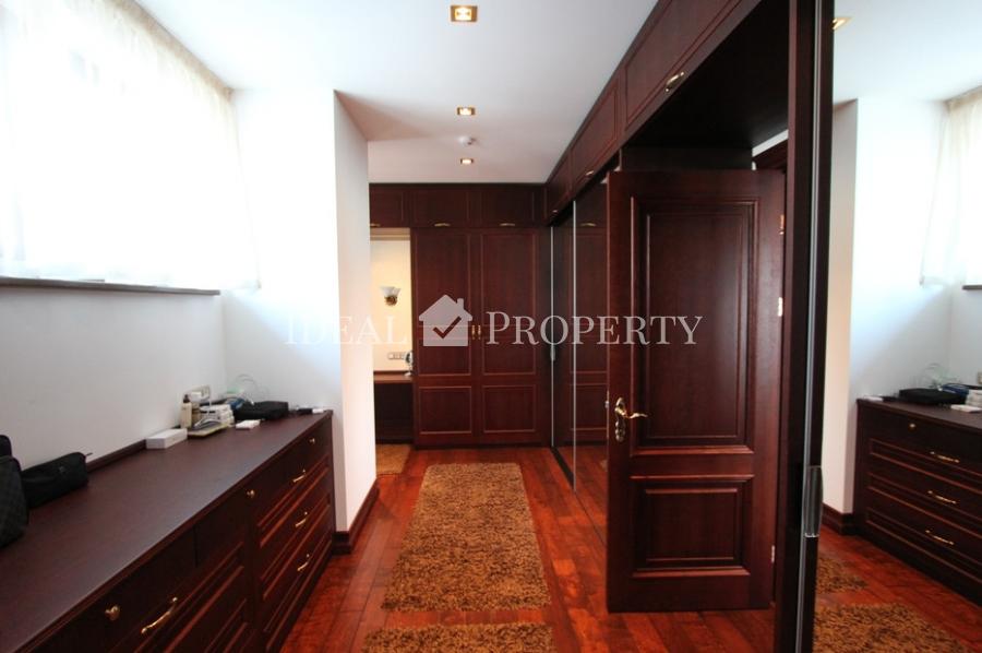 Ekskluzīva savrupmāja ezera krastā ar privāto pludmali. Ekskluzīva savrupmāja ezera krastā ar privāto pludmali.