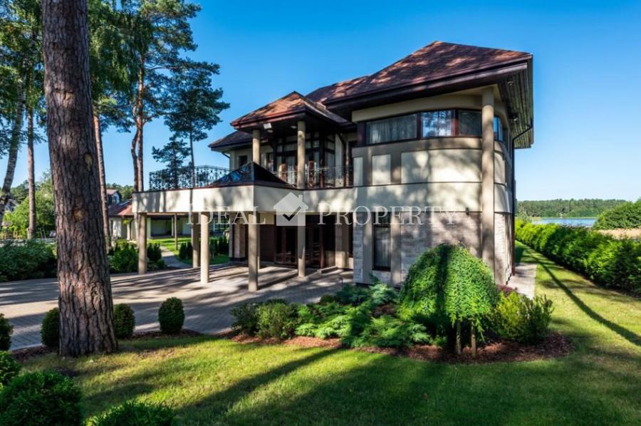 Ekskluzīva savrupmāja ezera krastā ar privāto pludmali. Ekskluzīva savrupmāja ezera krastā ar privāto pludmali.