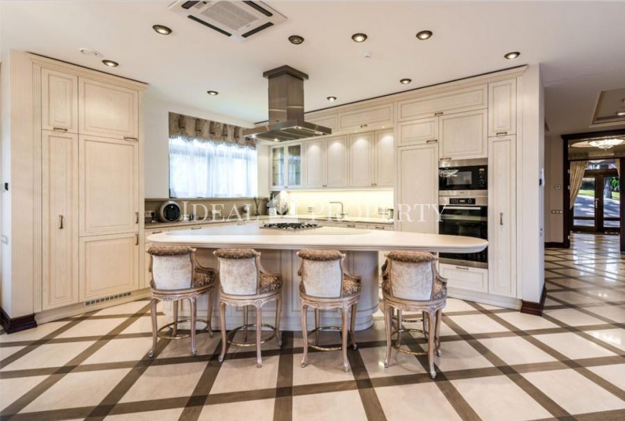 Ekskluzīva savrupmāja ezera krastā ar privāto pludmali. Ekskluzīva savrupmāja ezera krastā ar privāto pludmali.