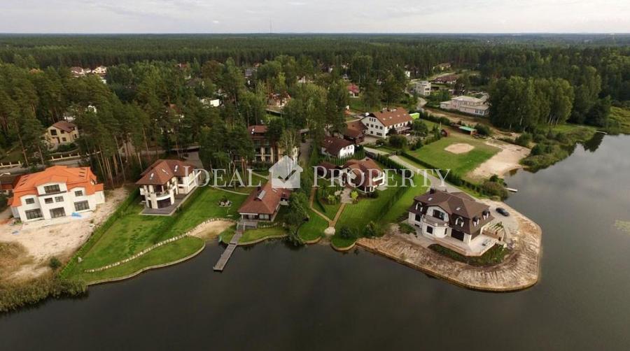 Ekskluzīva savrupmāja ezera krastā ar privāto pludmali. Ekskluzīva savrupmāja ezera krastā ar privāto pludmali.