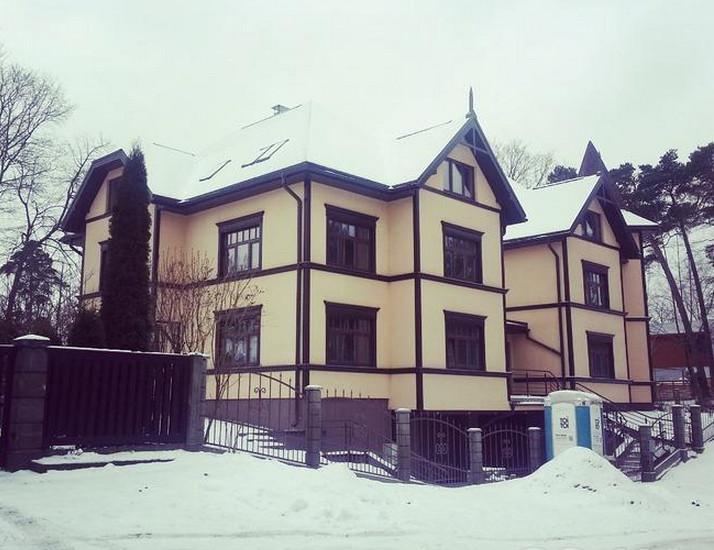 Дом расположен в очень красивом и зеленом жилом районе Дубулты