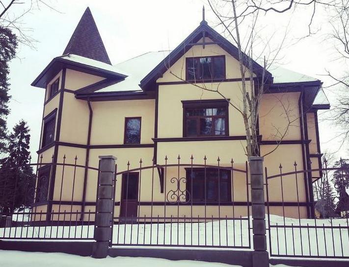 Дом расположен в очень красивом и зеленом жилом районе Дубулты