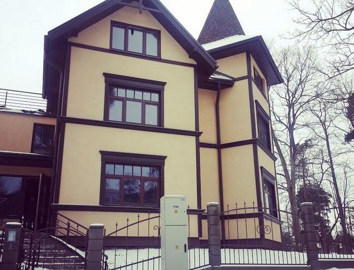 Дом расположен в очень красивом и зеленом жилом районе Дубулты