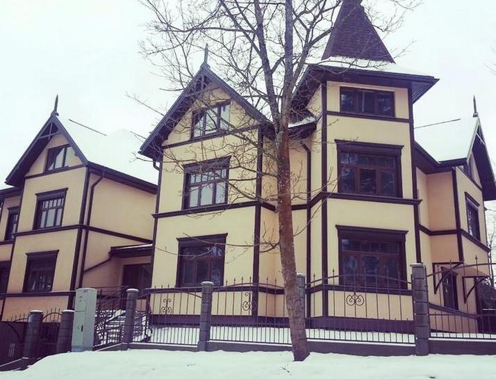 Дом расположен в очень красивом и зеленом жилом районе Дубулты