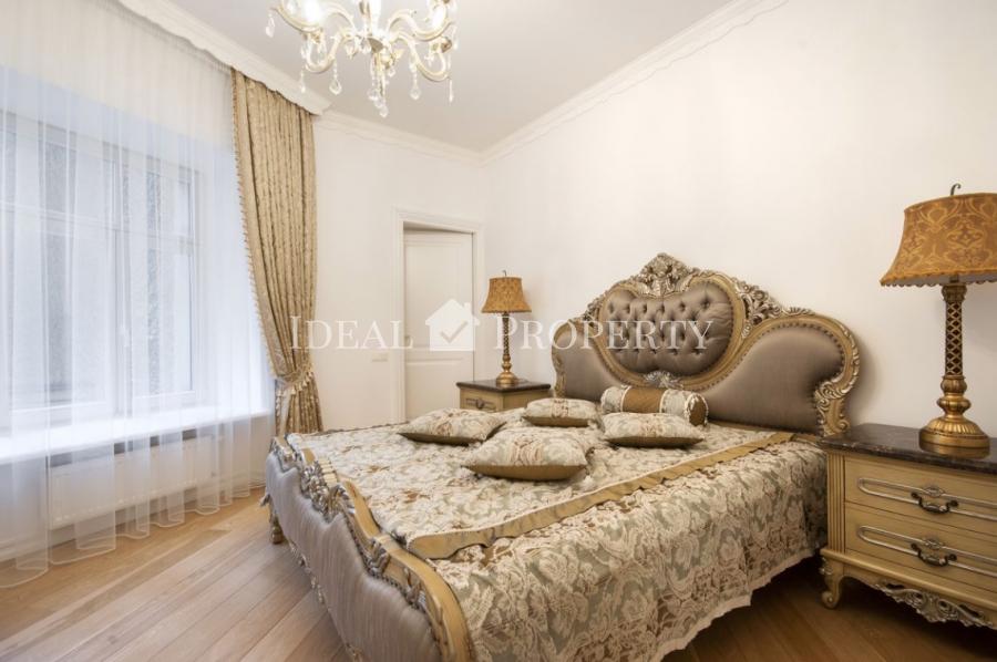 For sale comfortable a brand new apartment in the city center .