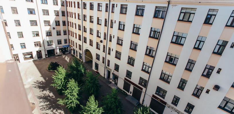 For rent large and sunny 4istabu apartment in the center, quiet and cozy Upīša passage on the 6th floor.