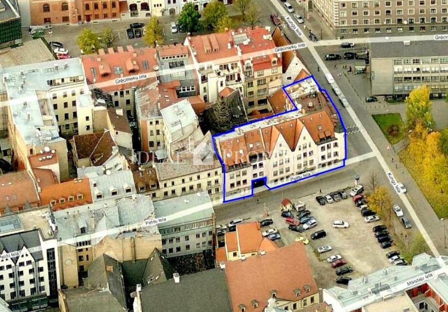 Tiek iznomāta administratīva ēka Peldu ielā , kas atrodas vēsturisko ēku centrā Vecrīgā