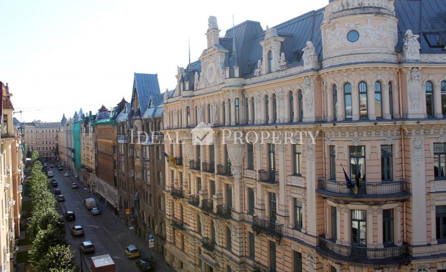 Apartment with 4 bedrooms at Strelnieku street in new complex.