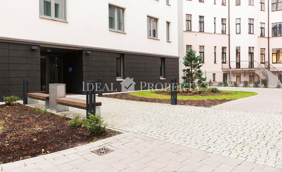 Apartment with 4 bedrooms at Strelnieku street in new complex.