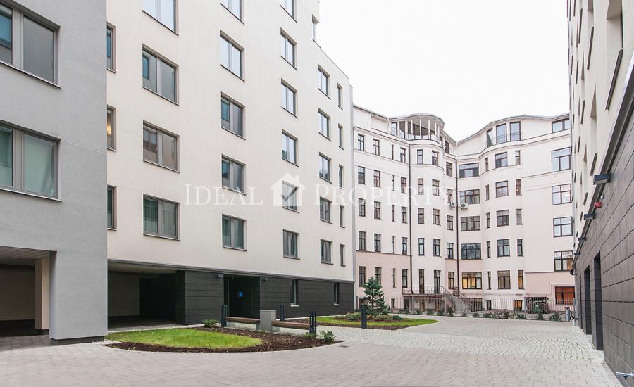 Apartment with 4 bedrooms at Strelnieku street in new complex.