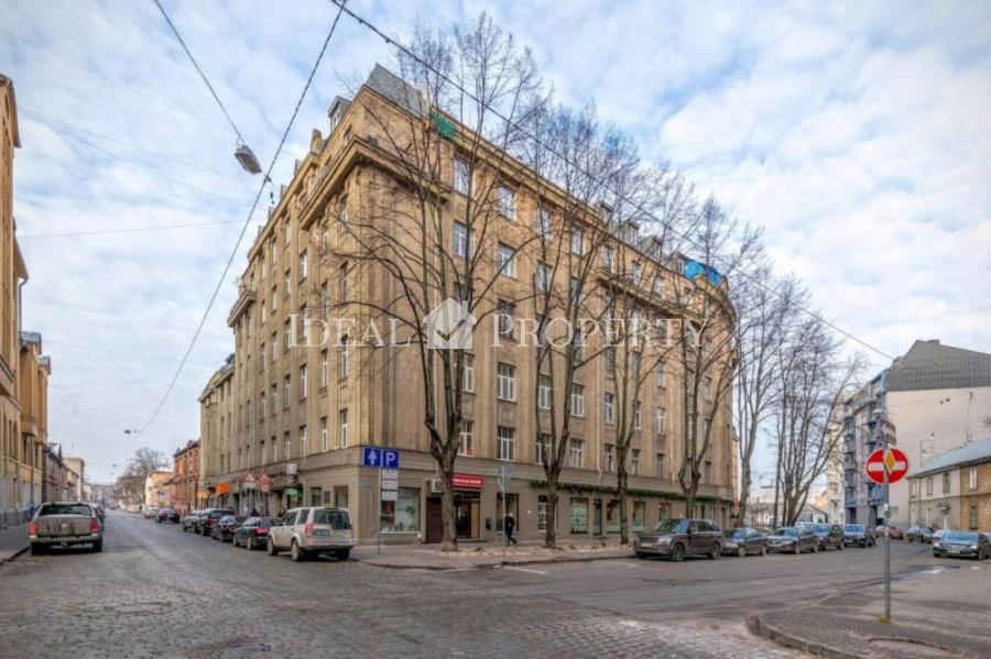 Spacious 6-bedroom apartment in the quiet center of Riga.