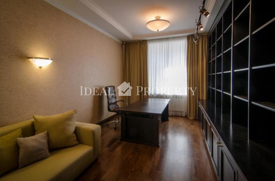 Spacious 6-bedroom apartment in the quiet center of Riga.