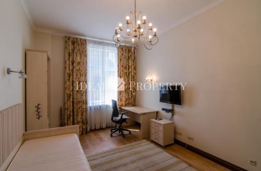 Spacious 6-bedroom apartment in the quiet center of Riga.