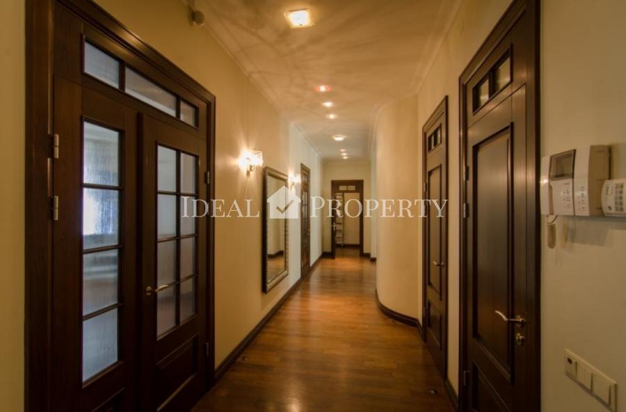 Spacious 6-bedroom apartment in the quiet center of Riga.