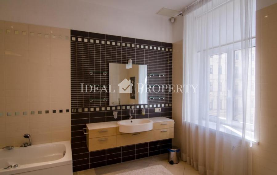 Spacious 6-bedroom apartment in the quiet center of Riga.