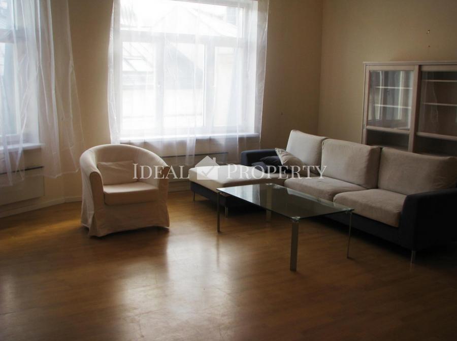 We offer for rent a spacious apartment at Strelnieku street.