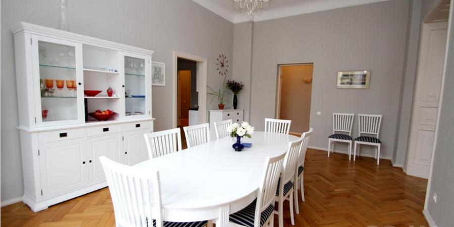 Spacious and bright apartment on the corner at Stabu and Baznicas street.