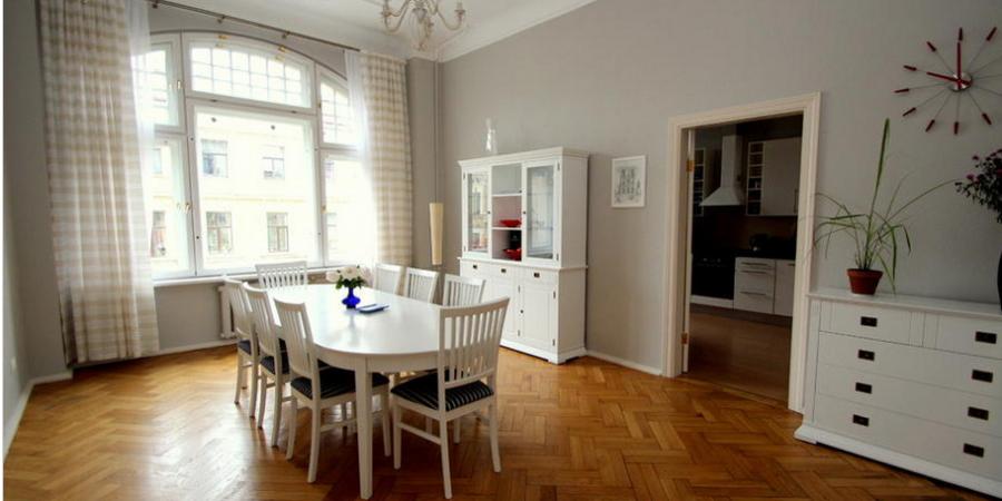 Spacious and bright apartment on the corner at Stabu and Baznicas street.