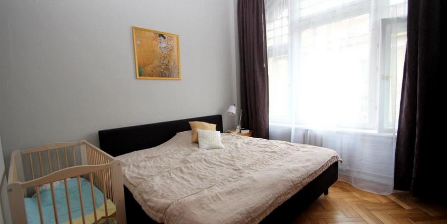 Spacious and bright apartment on the corner at Stabu and Baznicas street.