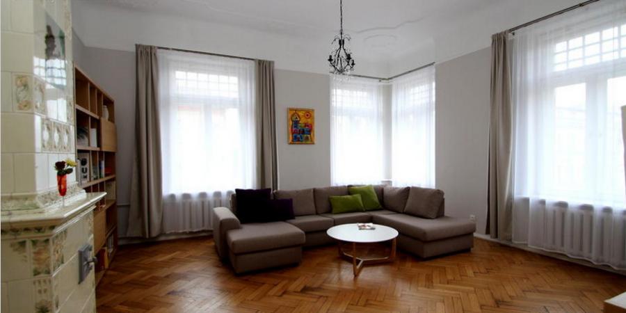 Spacious and bright apartment on the corner at Stabu and Baznicas street.