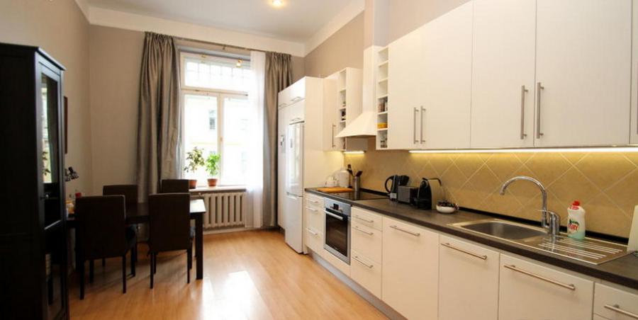 Spacious and bright apartment on the corner at Stabu and Baznicas street.