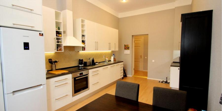 Spacious and bright apartment on the corner at Stabu and Baznicas street.