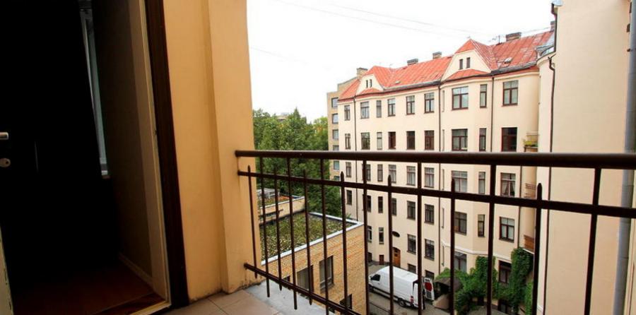 Spacious and bright apartment on the corner at Stabu and Baznicas street.