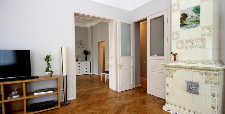 Spacious and bright apartment on the corner at Stabu and Baznicas street.