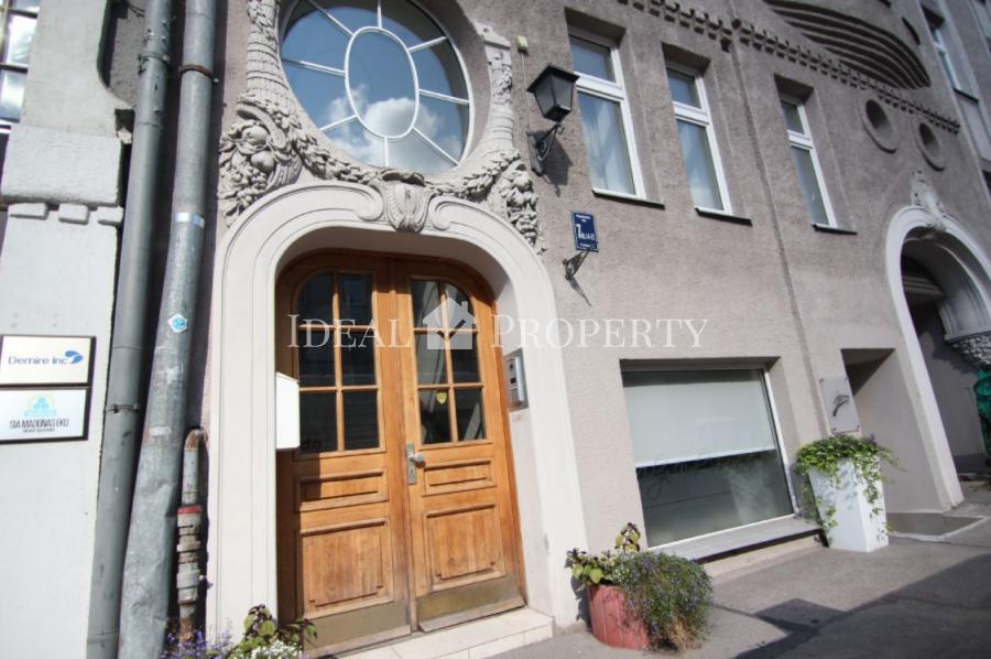 Classical style apartment with three bedrooms in Quiet centre.