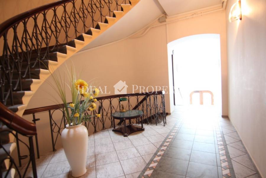 Classical style apartment with three bedrooms in Quiet centre.