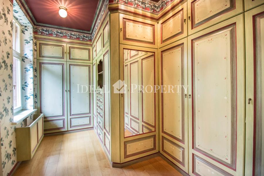 We offer for sale a villa in the Art Nouveau style , in Mezapark.