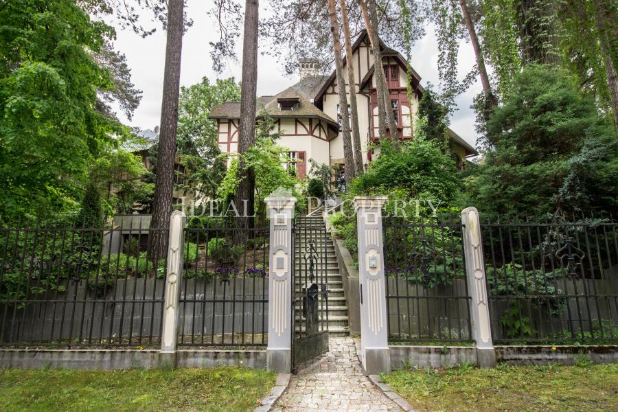 We offer for sale a villa in the Art Nouveau style , in Mezapark.