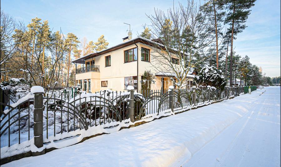 House in an elite area, surrounded by pine forest near the lake. House in an elite area, surrounded by pine forest near the lake.