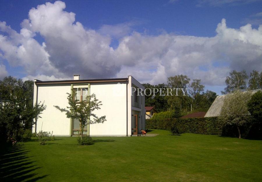 Семейный дом с большой зелёной зоной в Saliena.