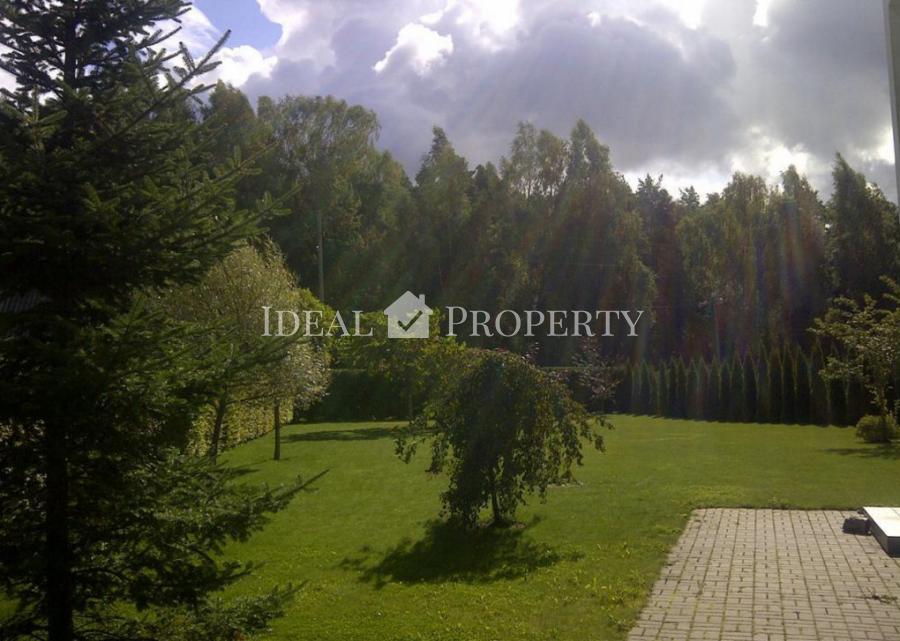 Семейный дом с большой зелёной зоной в Saliena.