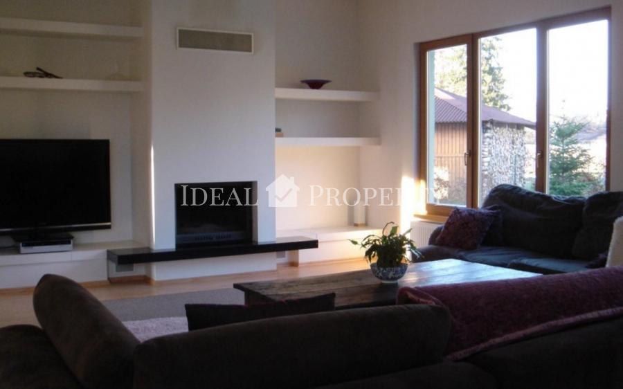 Семейный дом с большой зелёной зоной в Saliena.